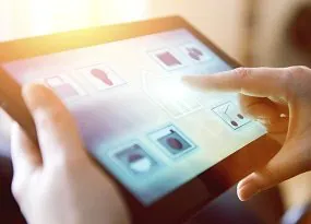 Tablet wird mit einer Hand gesteuert Tablet wird mit einer Hand gesteuert